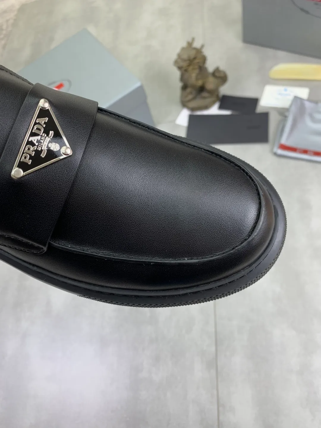 Men's Men's Shoes 💰P560 💰【New Style】 The latest model of high-quality PRADA classic men's shoes has been launched on the official website in 1:1 copy, synchronized in Hong Kong and on the same catwalk; all made of calfskin➕imported cowhide lining, 🍡🍡original rubber outsole, non-slip and wear-resistant; comfortable on the feet, attractive style, fine workmanship, and simple and neat shoe lasts, showing the courage and toughness of men, 👍sizes 38 to 44 (45 can be customized) black and white Blue color🉑️choose